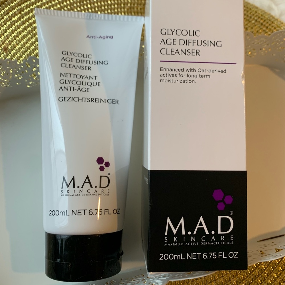 M.A.D. Skincare GLYCOLIC AGE DIFFUSING CLEANSER